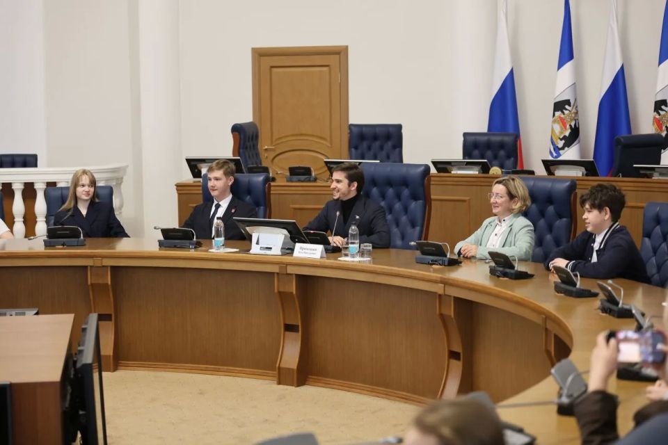 Илья Приходько рассказал школьным лидерам о перспективах развития молодежи в Новгородской области Илья Приходько рассказал школьным лидерам о перспективах развития молодежи в Новгородской области