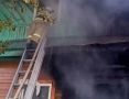 Пожарные тушили в окуловских деревнях жилой дом и хозпостройку