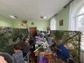 В Новгородской области, как и по всей стране, активно плетут маскировочные сети для военнослужащих в зоне спецоперации