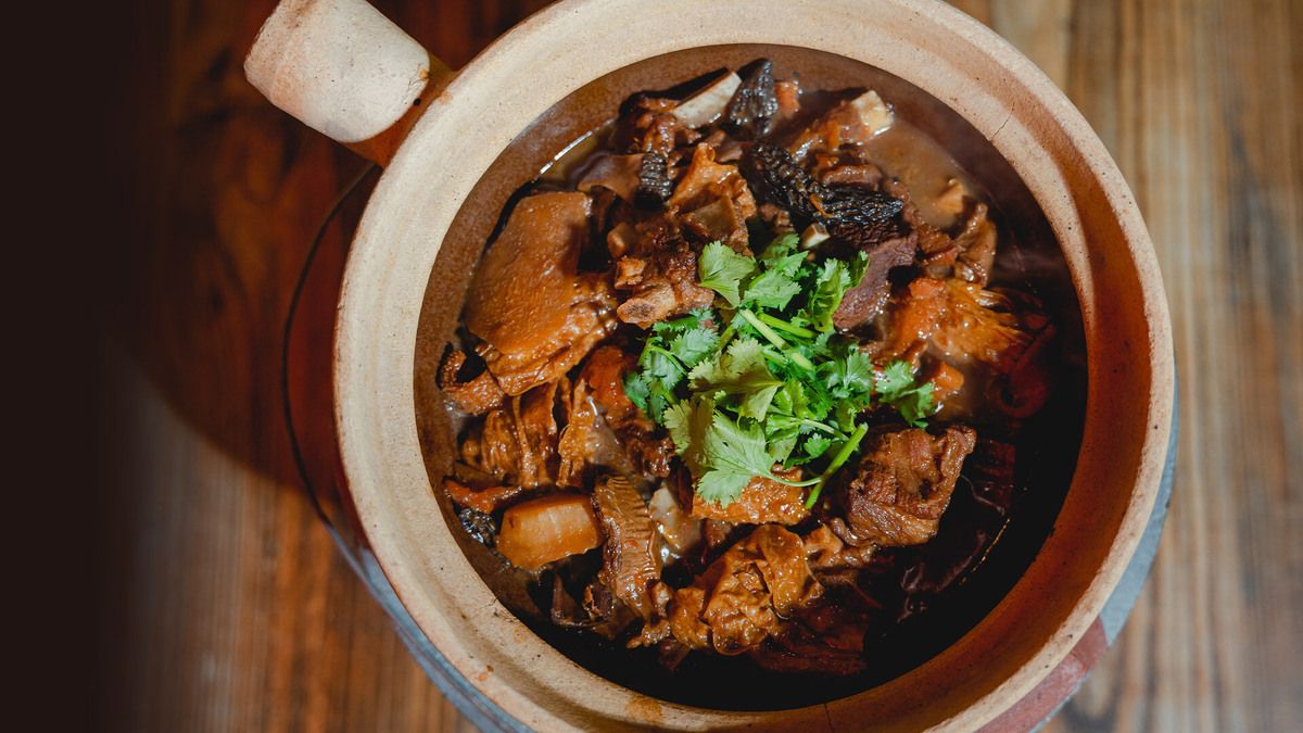 Томленое мясо в горшочках: искусство медленного приготовления