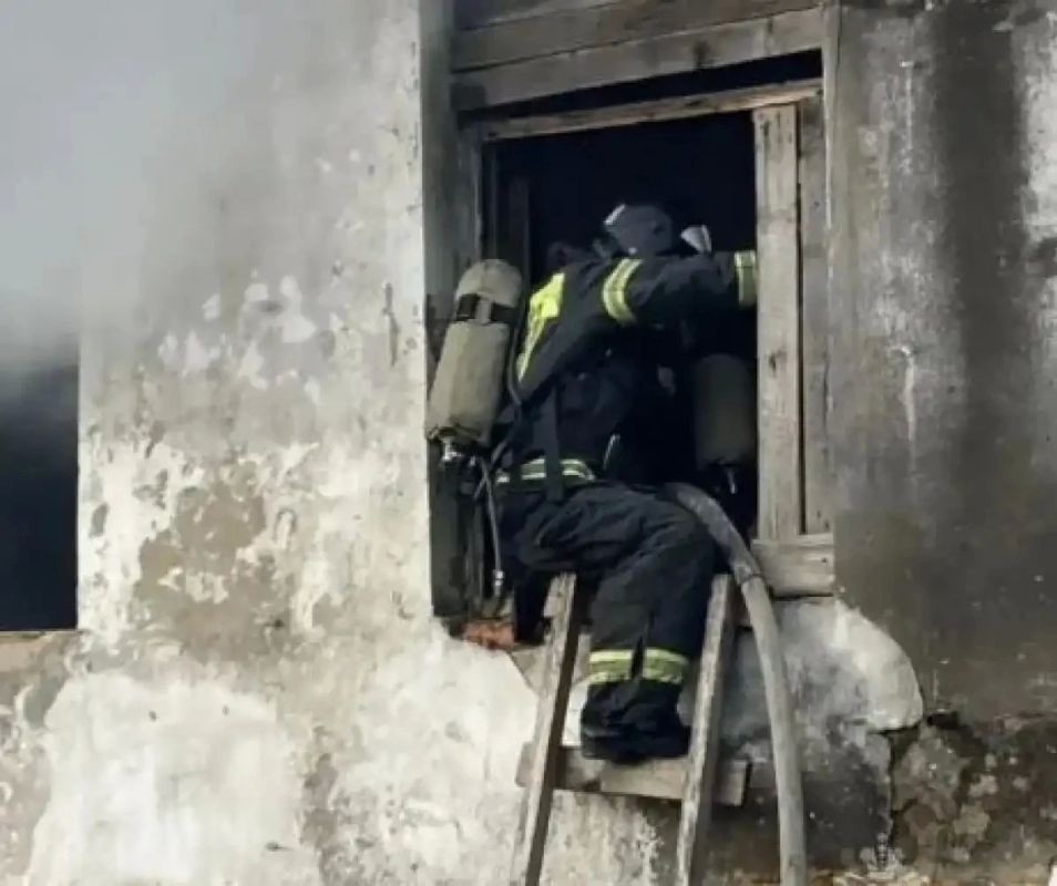 Пожарные потушили в Боровичах жилой дом на Бригадной улице