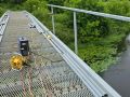 В Крестцах ремонтируют пешеходный мост через реку Холова