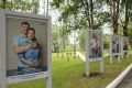 Аллею у Новгородского перинатального центра украсили фотографии студенческих семей