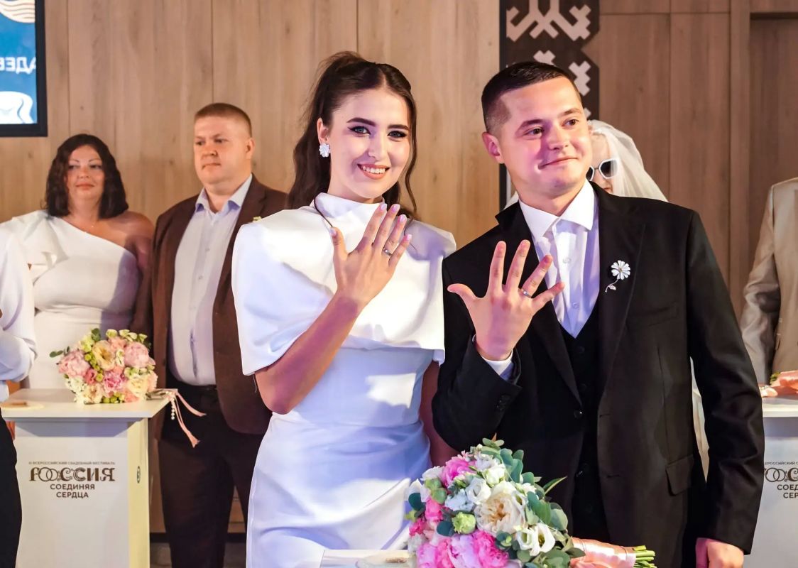 В День семьи, любви и верности в Ханты-Мансийске особенно символично звучит самое важное слово — «да» В День семьи, любви и верности в Ханты-Мансийске особенно символично звучит самое важное слово — «да»