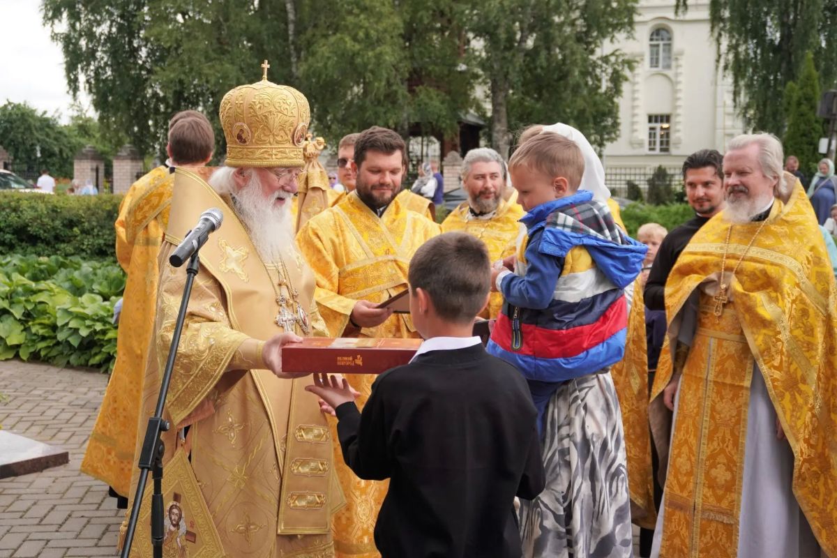Александр Розбаум: Уважаемые Земляки!. . Сегодня мы отмечаем прекрасный праздник — День семьи, любви и верности, приуроченный к православному празднику — Дню святых Петра и Февронии Муромских Александр Розбаум: Уважаемые Земляки!. . Сегодня мы отмечаем прекрасный праздник — День семьи, любви и верности, приуроченный к православному празднику — Дню святых Петра и Февронии Муромских