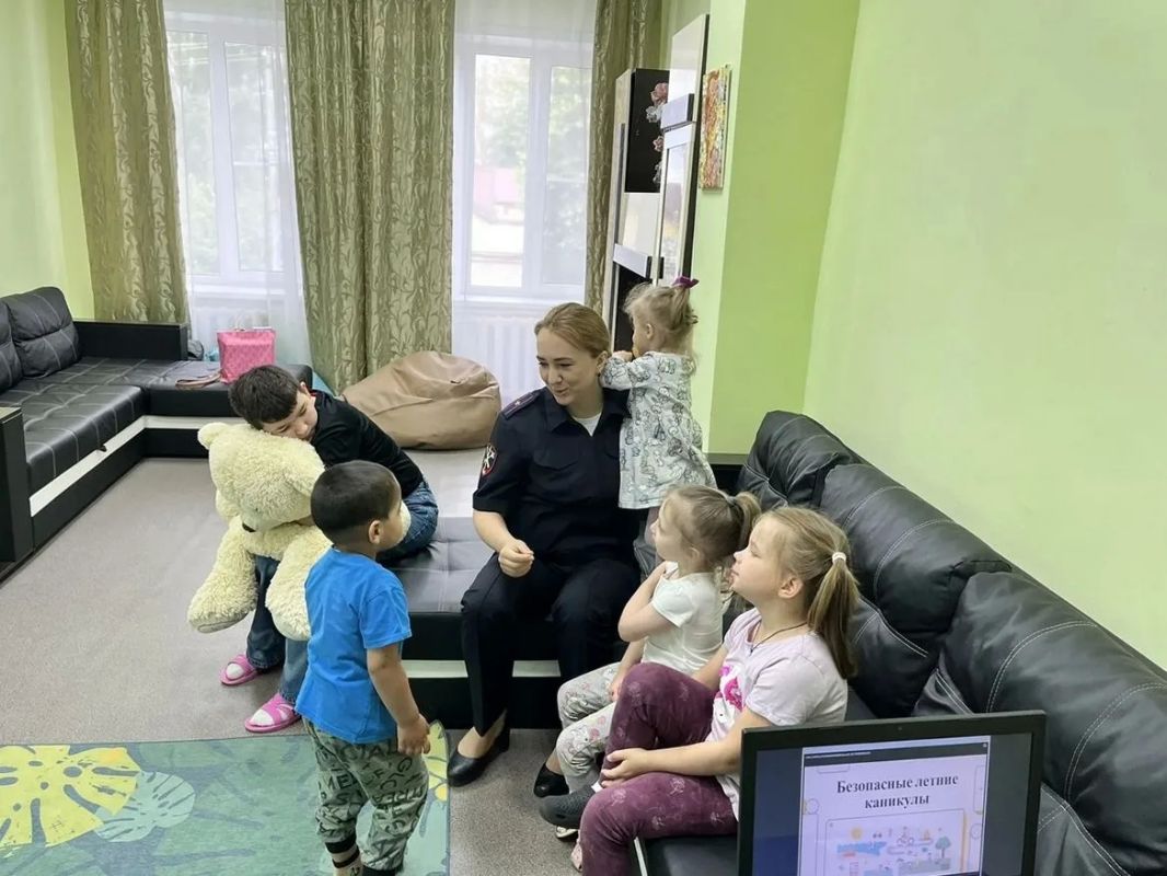 Новгородские полицейские провели урок безопасности для воспитанников центра «Детство» Новгородские полицейские провели урок безопасности для воспитанников центра «Детство»