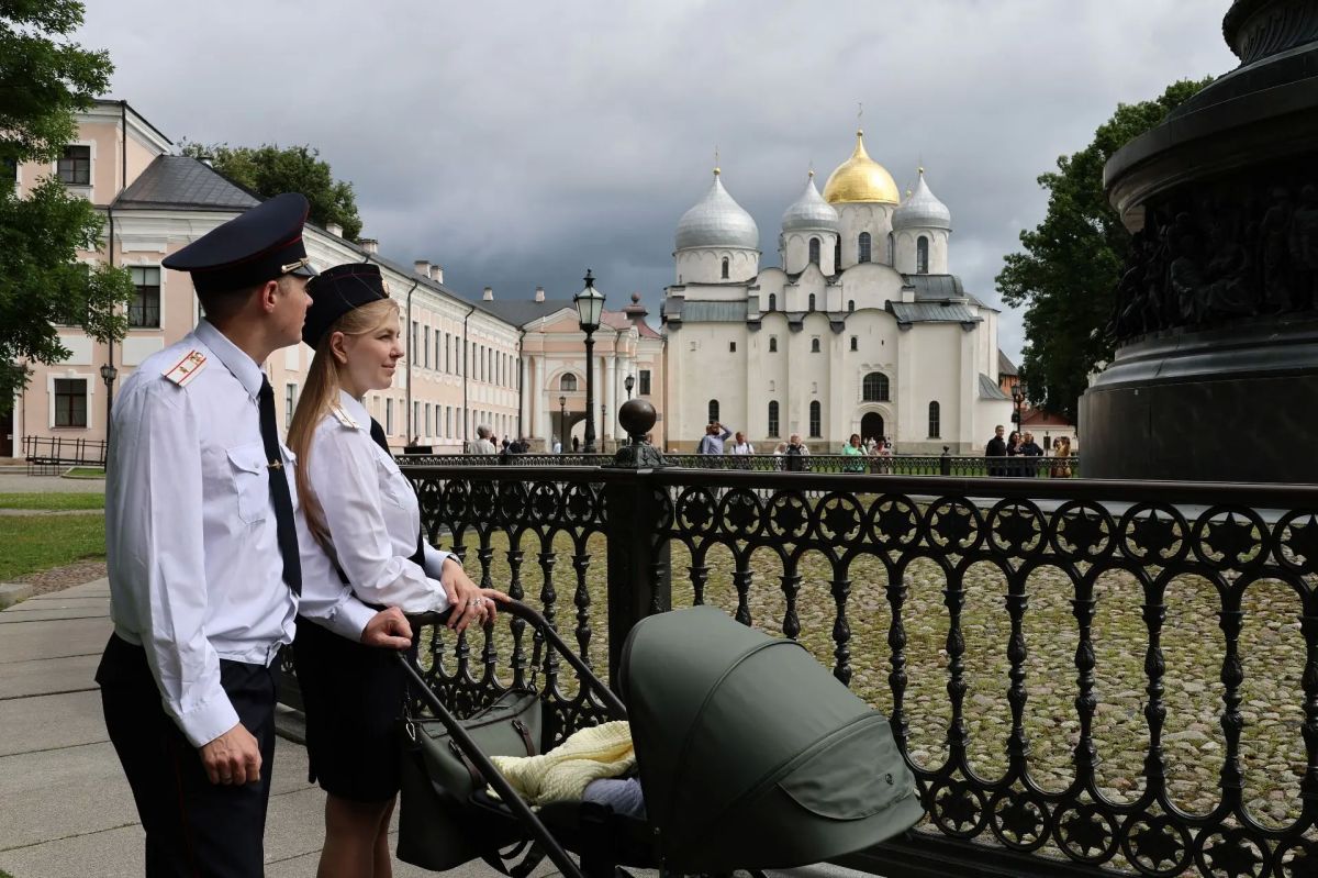 В преддверии Дня семьи, любви и верности новгородские семьи полицейских прикоснулись к истории Отечества В преддверии Дня семьи, любви и верности новгородские семьи полицейских прикоснулись к истории Отечества