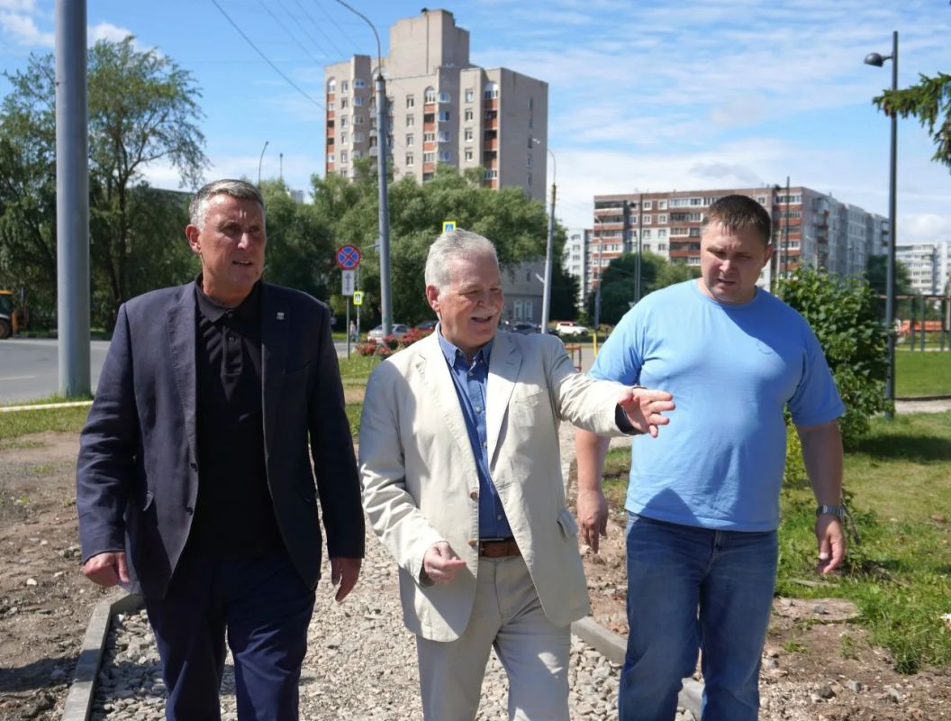 На следующей неделе завершится благоустройство сквера Защитников Отечества в Великом Новгороде На следующей неделе завершится благоустройство сквера Защитников Отечества в Великом Новгороде