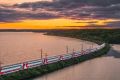 Проходящий через Новгородчину поезд будет успевать на развод Литейного моста