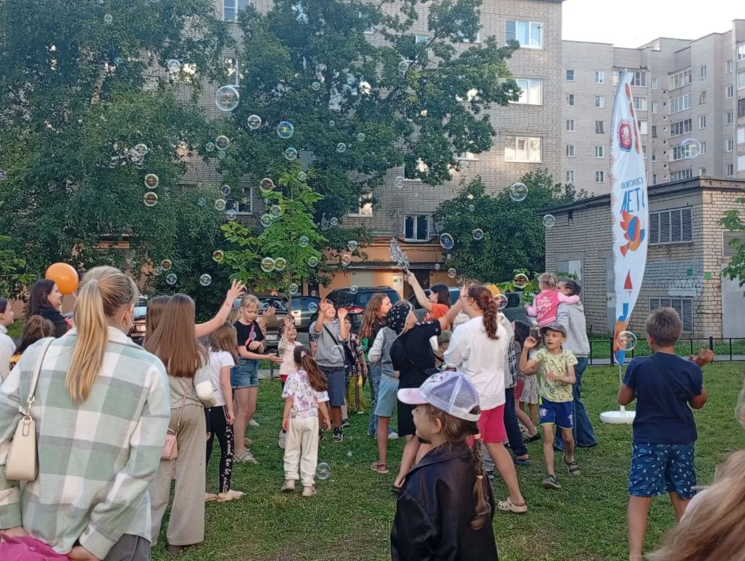 Александр Розбаум: Уважаемые Новгородцы!. . Губернаторский проект «Новгородское лето» проходит в каждом дворе и дарит детям «Путешествие в лето» В нашем городе детей всех возрастов ждут увлекательные конкурсы, спортивные... Александр Розбаум: Уважаемые Новгородцы!. . Губернаторский проект «Новгородское лето» проходит в каждом дворе и дарит детям «Путешествие в лето» В нашем городе детей всех возрастов ждут увлекательные конкурсы, спортивные...