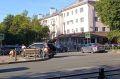 На улице Розважа автомобиль наехал на барьерное ограждение