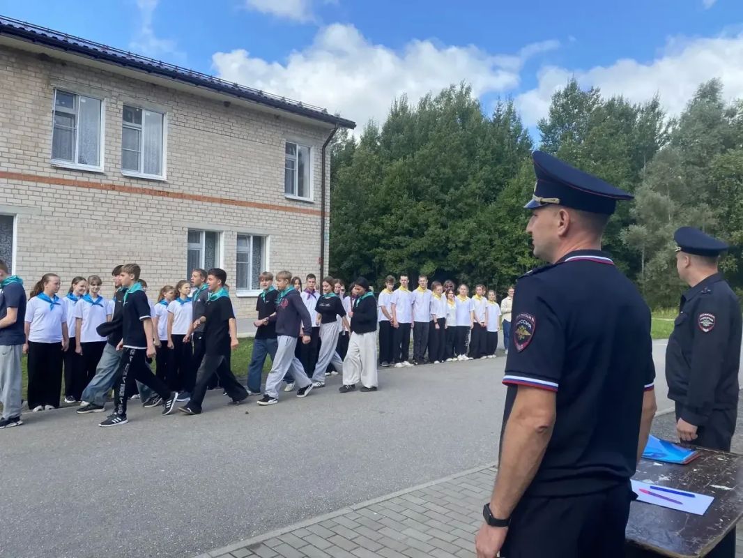 В детском оздоровительном лагере «Волынь» Новгородского округа в рамках профильной смены «Полицейская академия» ко Дню Государственного флага России прошёл смотр строя и песни среди ребят из старших отрядов В детском оздоровительном лагере «Волынь» Новгородского округа в рамках профильной смены «Полицейская академия» ко Дню Государственного флага России прошёл смотр строя и песни среди ребят из старших отрядов