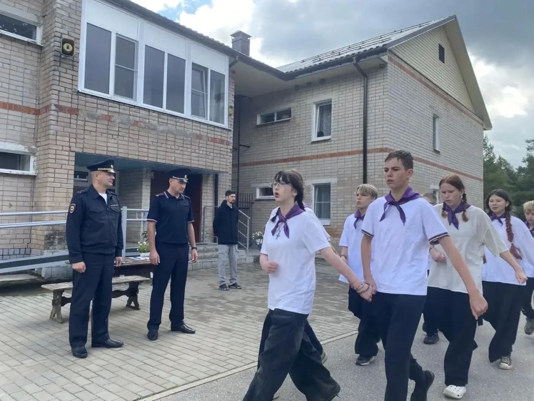 В детском оздоровительном лагере «Волынь» Новгородского округа в рамках профильной смены «Полицейская академия» ко Дню Государственного флага России прошёл смотр строя и песни среди ребят из старших отрядов В детском оздоровительном лагере «Волынь» Новгородского округа в рамках профильной смены «Полицейская академия» ко Дню Государственного флага России прошёл смотр строя и песни среди ребят из старших отрядов