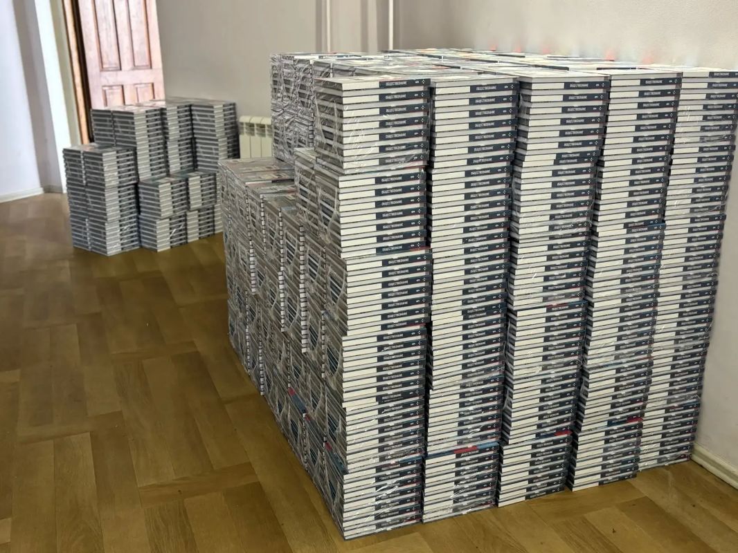 В школы Новгородской области поступят новые учебники по обществознанию для 9 классов В школы Новгородской области поступят новые учебники по обществознанию для 9 классов