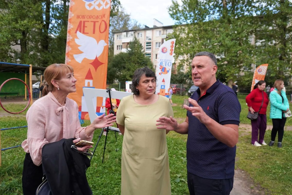 Александр Розбаум: Уважаемые Новгородцы!. Сегодня, после рабочего дня, вместе с координатором социально значимых проектов Андреем Борисовичем Ефременковым приехали на праздник «Путешествие в лето», который прошёл во дворе... Александр Розбаум: Уважаемые Новгородцы!. Сегодня, после рабочего дня, вместе с координатором социально значимых проектов Андреем Борисовичем Ефременковым приехали на праздник «Путешествие в лето», который прошёл во дворе...