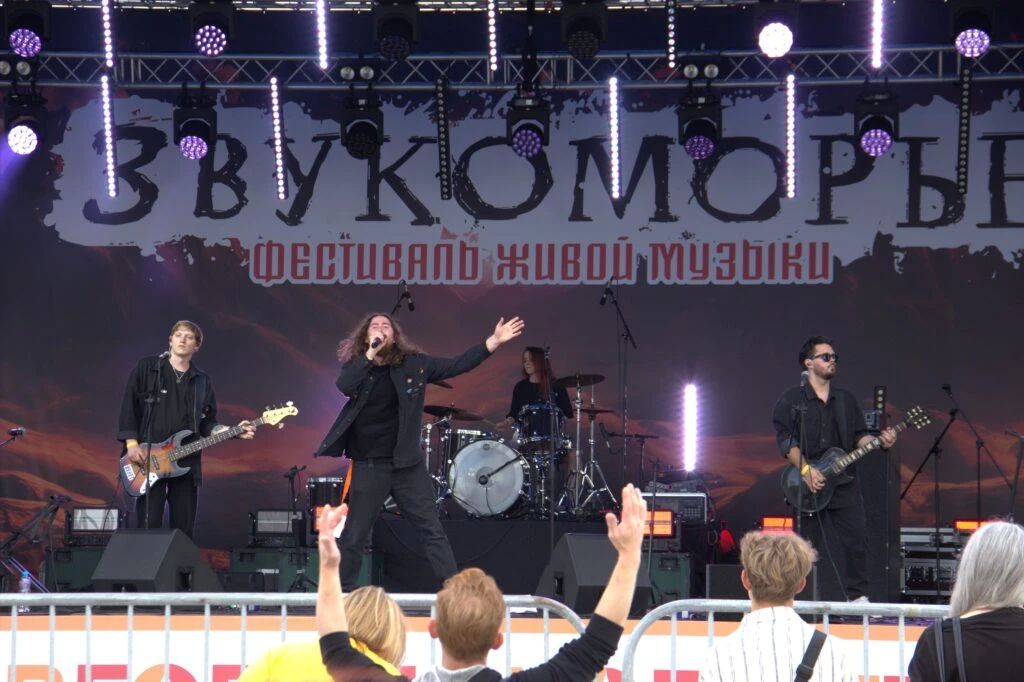 Фоторепортаж: новгородский музыкальный фестиваль «Звукоморье» Фоторепортаж: новгородский музыкальный фестиваль «Звукоморье»