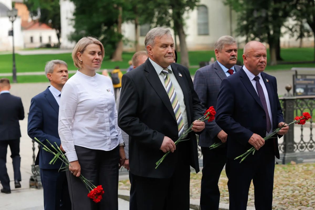 В день заключительного заседания Новгородской областной Думы седьмого созыва депутаты возложили цветы к памятнику «Тысячелетие России» В день заключительного заседания Новгородской областной Думы седьмого созыва депутаты возложили цветы к памятнику «Тысячелетие России»