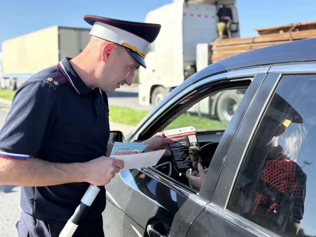 На скоростной автомагистрали водителей призвали к соблюдению дорожных правил На скоростной автомагистрали водителей призвали к соблюдению дорожных правил