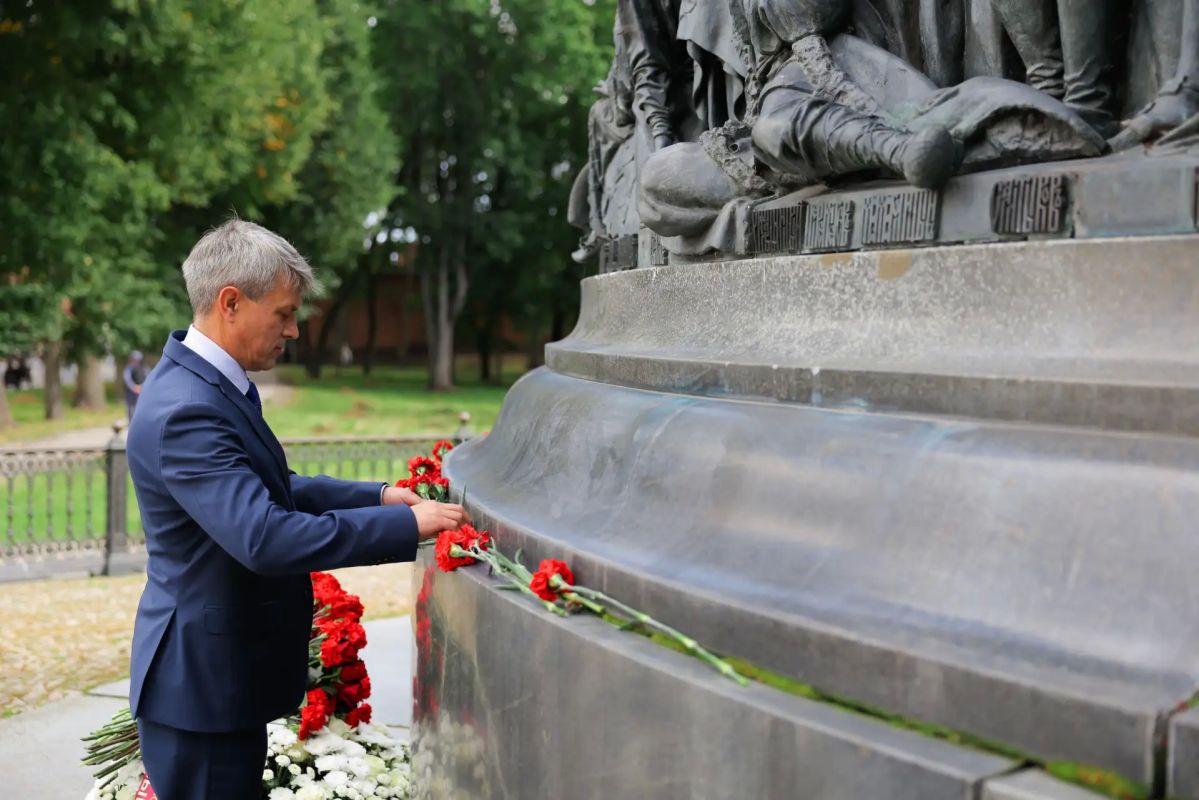 В день заключительного заседания Новгородской областной Думы седьмого созыва депутаты возложили цветы к памятнику «Тысячелетие России» В день заключительного заседания Новгородской областной Думы седьмого созыва депутаты возложили цветы к памятнику «Тысячелетие России»