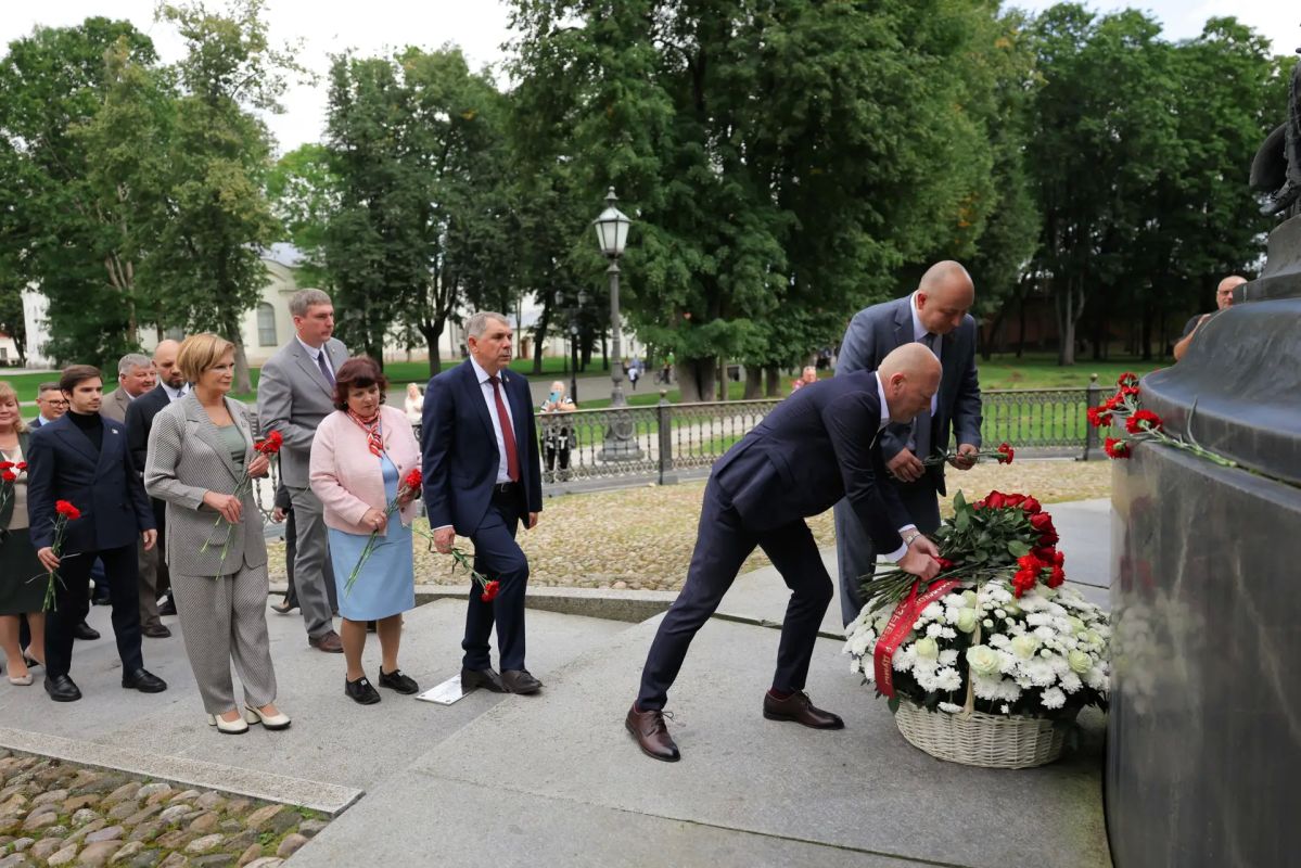 В день заключительного заседания Новгородской областной Думы седьмого созыва депутаты возложили цветы к памятнику «Тысячелетие России» В день заключительного заседания Новгородской областной Думы седьмого созыва депутаты возложили цветы к памятнику «Тысячелетие России»