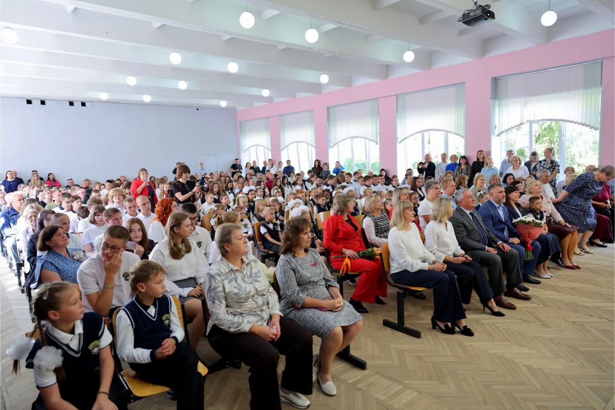 В День знаний председатель Новгородской областной Думы Юрий Бобрышев принял участие в торжественных линейках в школе в селе Медведь Шимского округа и в гимназии в Старой Руссе В День знаний председатель Новгородской областной Думы Юрий Бобрышев принял участие в торжественных линейках в школе в селе Медведь Шимского округа и в гимназии в Старой Руссе