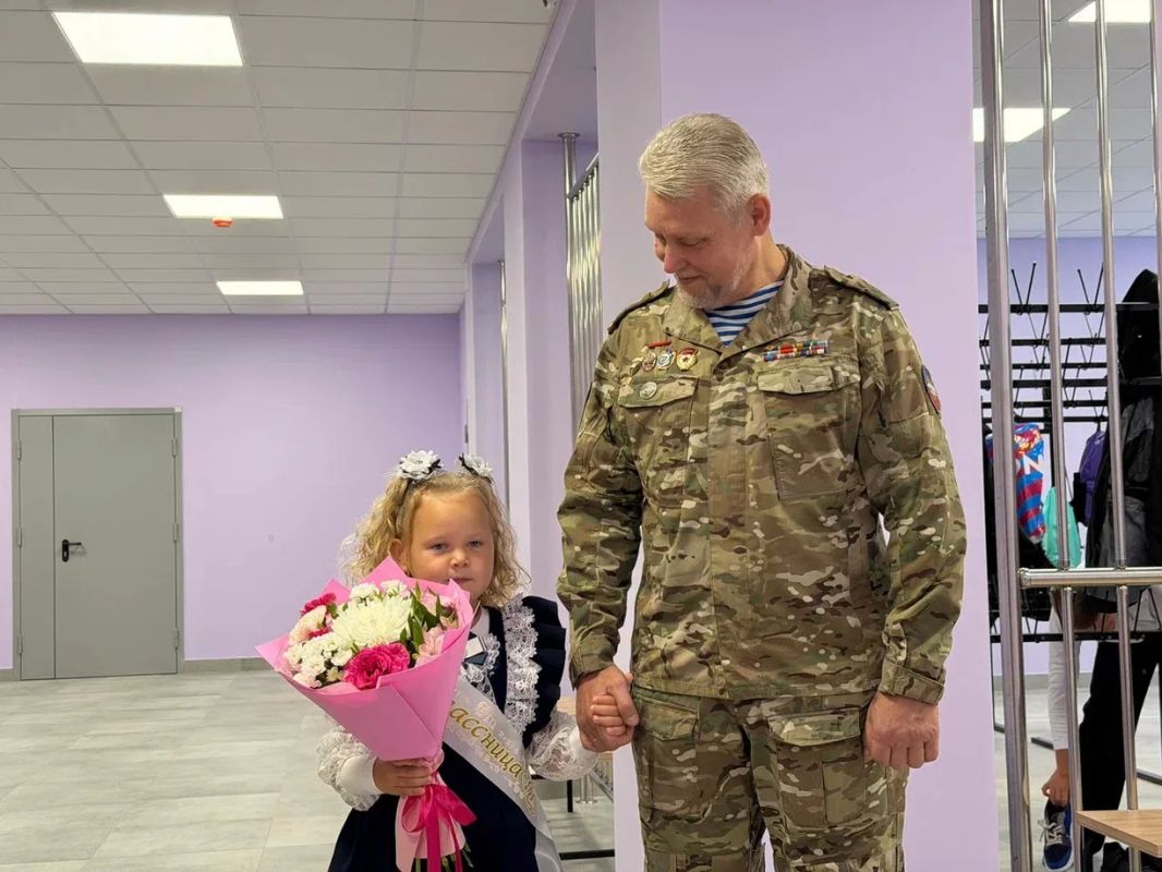 В Новгородской области ветераны СВО проводили детей боевых товарищей в школу В Новгородской области ветераны СВО проводили детей боевых товарищей в школу