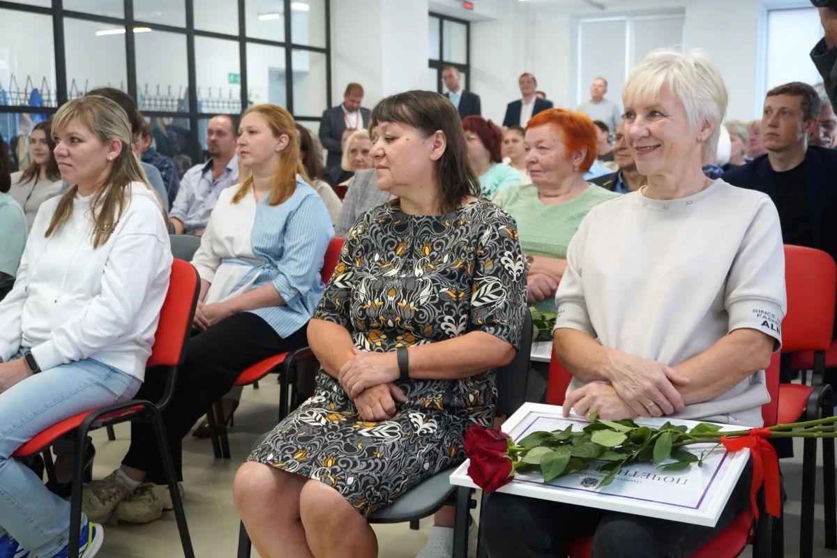 Александр Розбаум: Уважаемые Новгородцы!. Сегодня свой 65-й День рождения отмечает одно из крупнейших предприятий Великого Новгорода – акционерное общество «Трансвит» Александр Розбаум: Уважаемые Новгородцы!. Сегодня свой 65-й День рождения отмечает одно из крупнейших предприятий Великого Новгорода – акционерное общество «Трансвит»