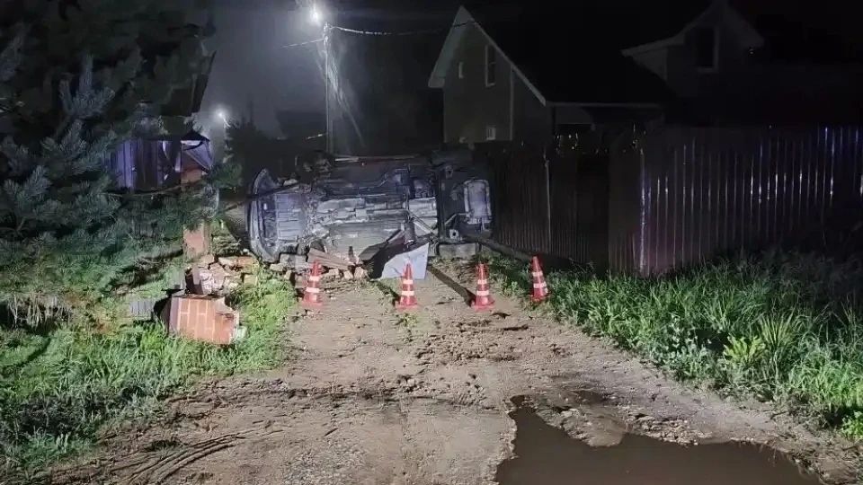 В новгородской деревне Песчаное водитель «Хендая» врезался в забор и сбежал В новгородской деревне Песчаное водитель «Хендая» врезался в забор и сбежал