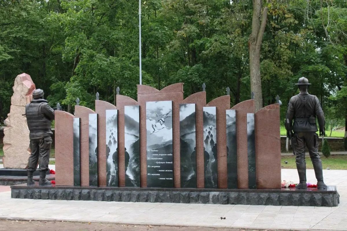 Обновленный мемориал в Боровичах открыли в День солидарности в борьбе с терроризмом Обновленный мемориал в Боровичах открыли в День солидарности в борьбе с терроризмом