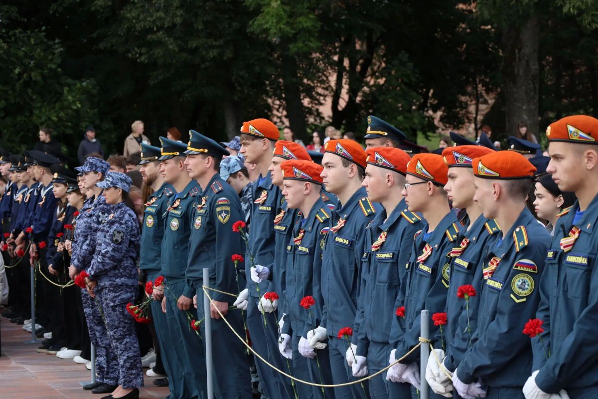 Руководство новгородской полиции почтило память погибших во Второй мировой войне Руководство новгородской полиции почтило память погибших во Второй мировой войне