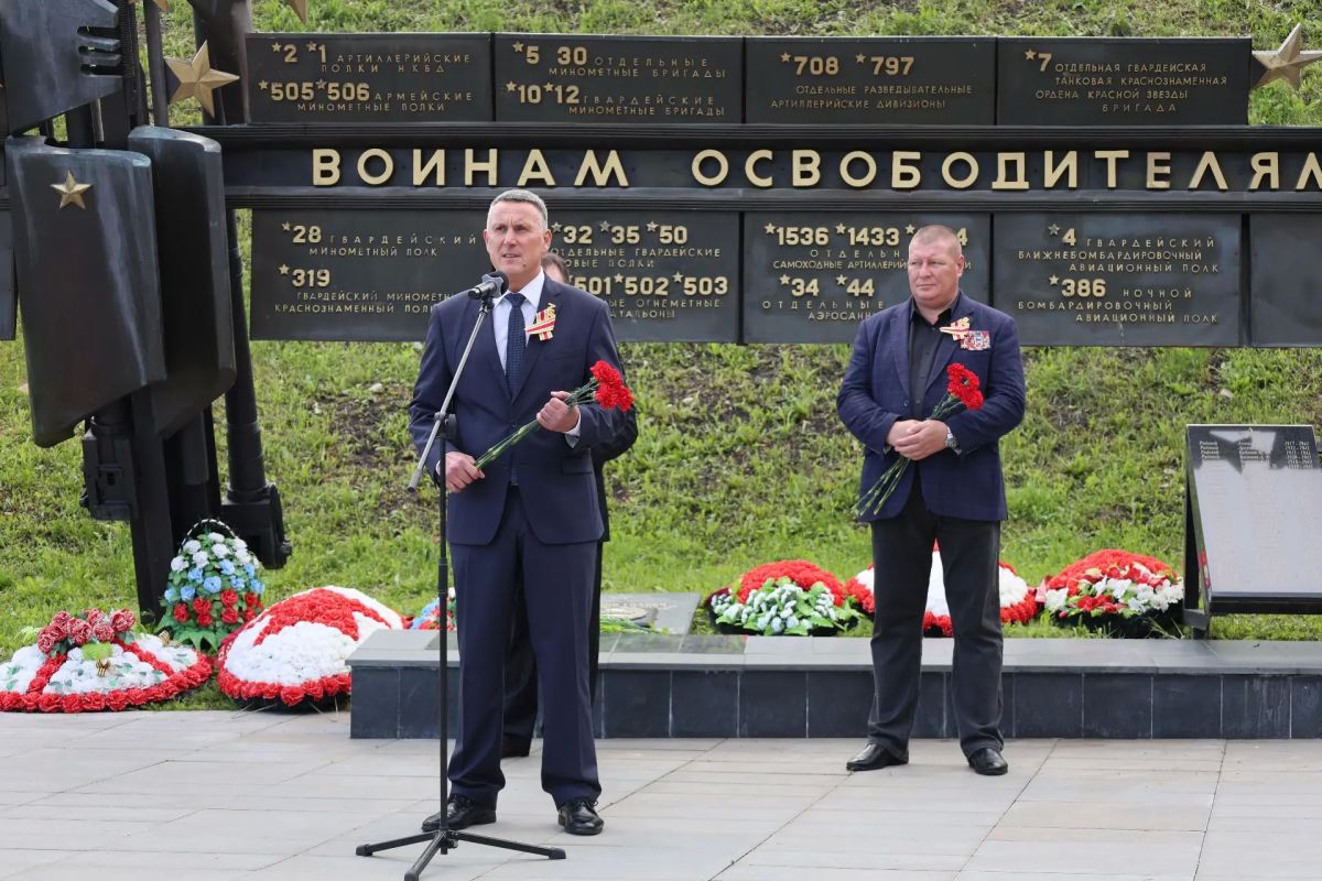 Руководство новгородской полиции почтило память погибших во Второй мировой войне Руководство новгородской полиции почтило память погибших во Второй мировой войне