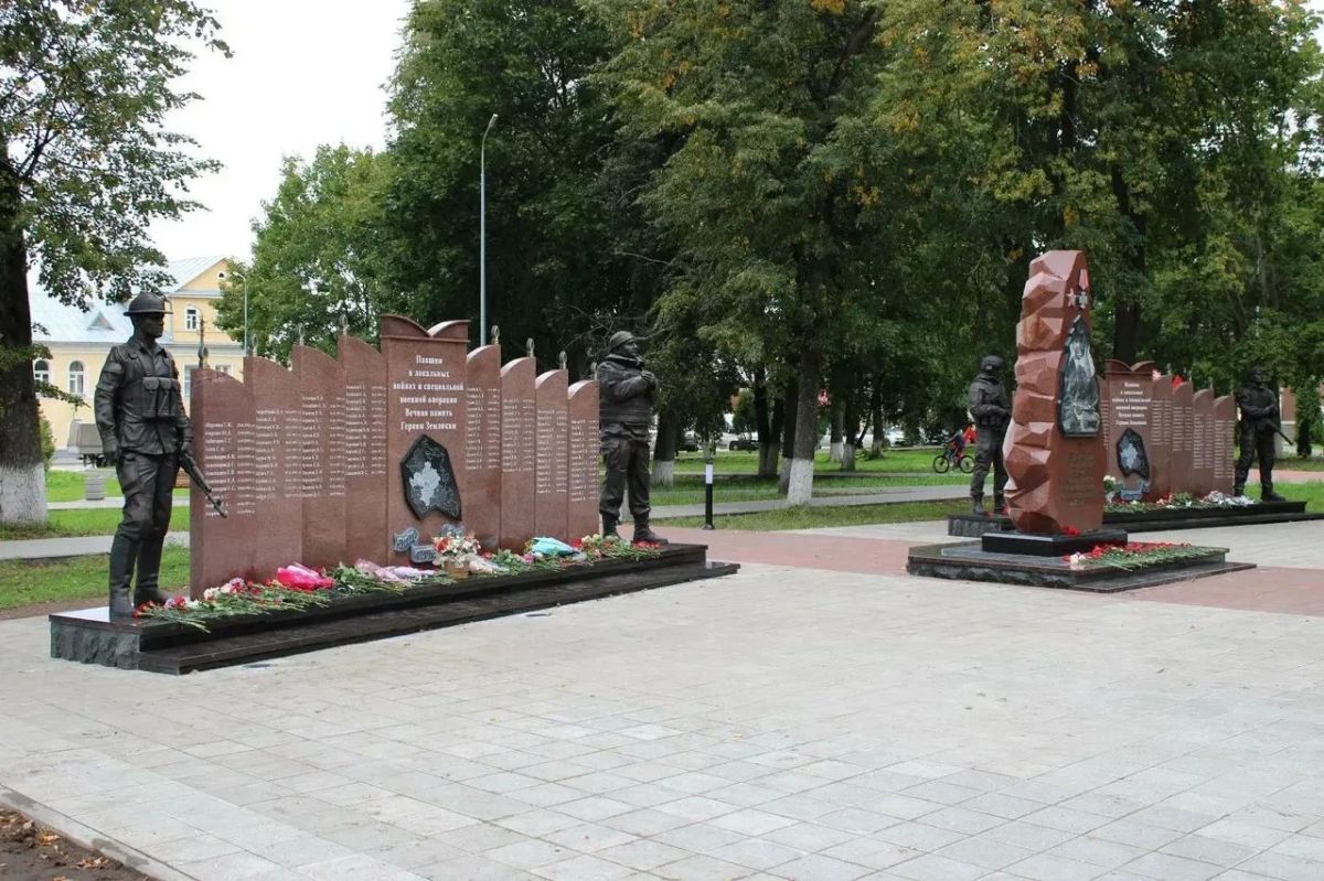 Обновленный мемориал в Боровичах открыли в День солидарности в борьбе с терроризмом