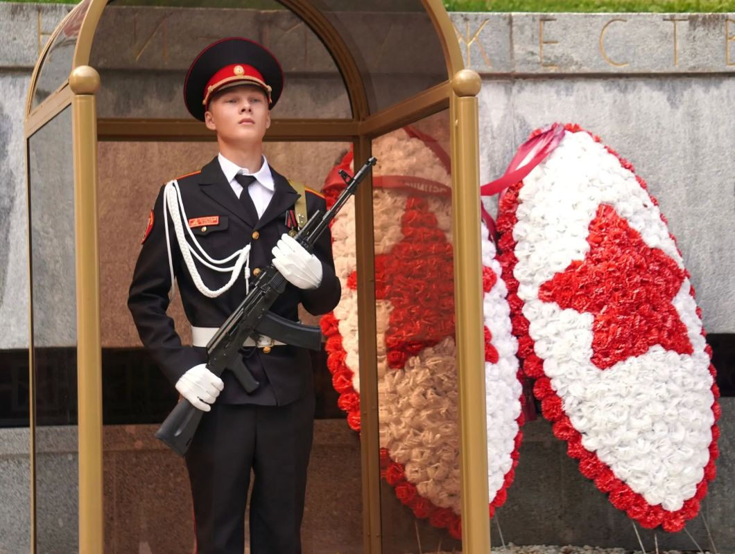 Александр Розбаум: Уважаемые Новгородцы!. Сегодня, в День воинской славы России — День окончания Второй мировой войны, по традиции у мемориального комплекса «Вечный огонь славы» дали старт вахте памяти «Пост № 1» в новом... Александр Розбаум: Уважаемые Новгородцы!. Сегодня, в День воинской славы России — День окончания Второй мировой войны, по традиции у мемориального комплекса «Вечный огонь славы» дали старт вахте памяти «Пост № 1» в новом...