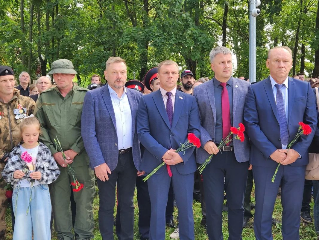 В Боровичах торжественно открыли обновлённый мемориал, посвящённый участникам локальных войн и специальной военной операции В Боровичах торжественно открыли обновлённый мемориал, посвящённый участникам локальных войн и специальной военной операции