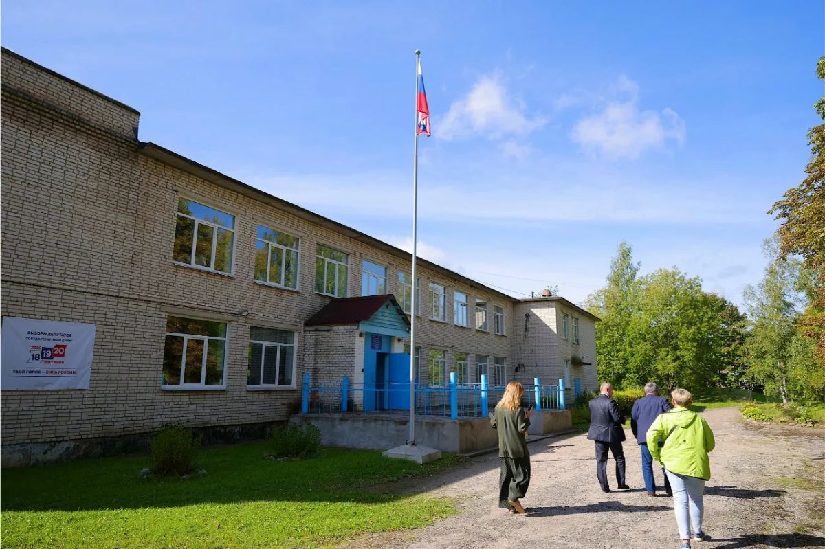 В ходе рабочего визита в Батецкий округ председатель Новгородской областной Думы Юрий Бобрышев посетил две школы, где ознакомился с новыми образовательными пространствами В ходе рабочего визита в Батецкий округ председатель Новгородской областной Думы Юрий Бобрышев посетил две школы, где ознакомился с новыми образовательными пространствами