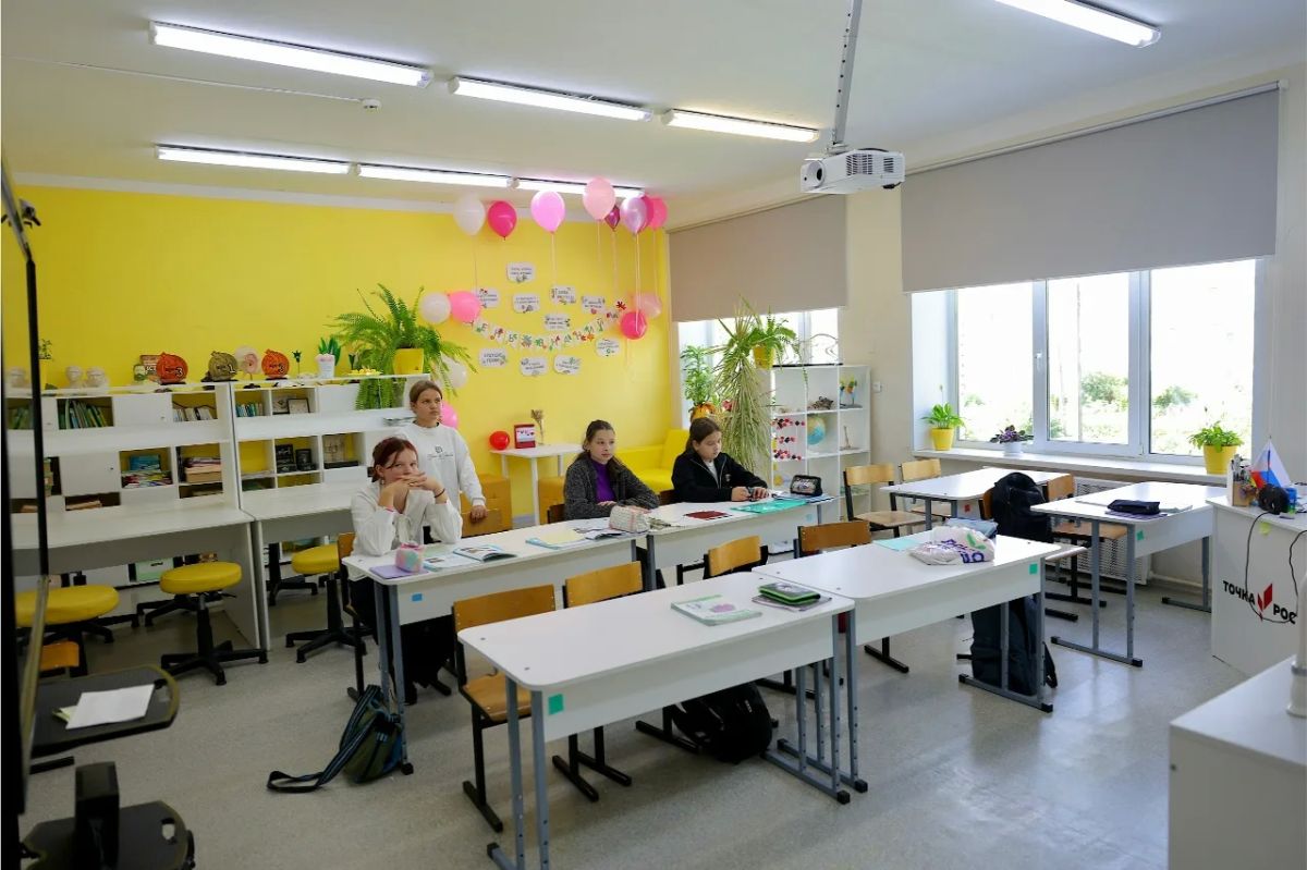 В ходе рабочего визита в Батецкий округ председатель Новгородской областной Думы Юрий Бобрышев посетил две школы, где ознакомился с новыми образовательными пространствами В ходе рабочего визита в Батецкий округ председатель Новгородской областной Думы Юрий Бобрышев посетил две школы, где ознакомился с новыми образовательными пространствами
