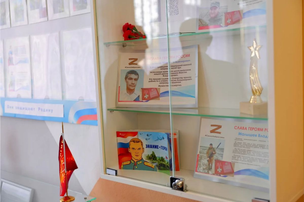 В ходе рабочего визита в Батецкий округ председатель Новгородской областной Думы Юрий Бобрышев посетил две школы, где ознакомился с новыми образовательными пространствами В ходе рабочего визита в Батецкий округ председатель Новгородской областной Думы Юрий Бобрышев посетил две школы, где ознакомился с новыми образовательными пространствами