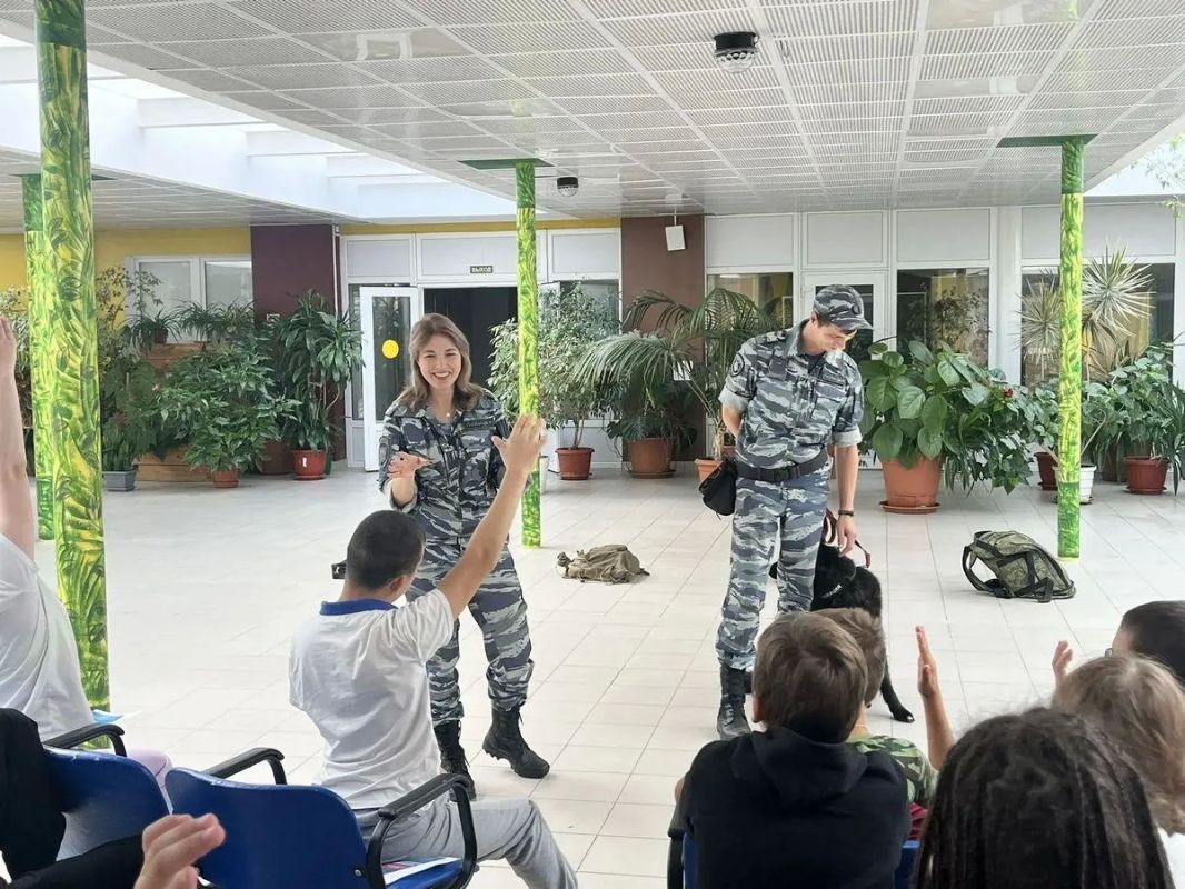 Полицейские организовали для воспитанников центра «Юрьево» день полезных знаний и знакомство со служебными собаками Полицейские организовали для воспитанников центра «Юрьево» день полезных знаний и знакомство со служебными собаками