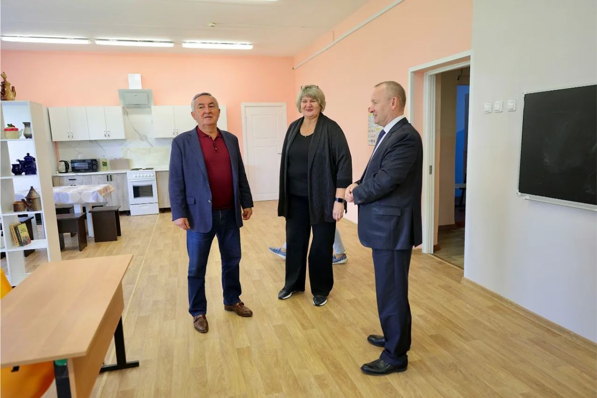 В ходе рабочего визита в Батецкий округ председатель Новгородской областной Думы Юрий Бобрышев посетил две школы, где ознакомился с новыми образовательными пространствами В ходе рабочего визита в Батецкий округ председатель Новгородской областной Думы Юрий Бобрышев посетил две школы, где ознакомился с новыми образовательными пространствами