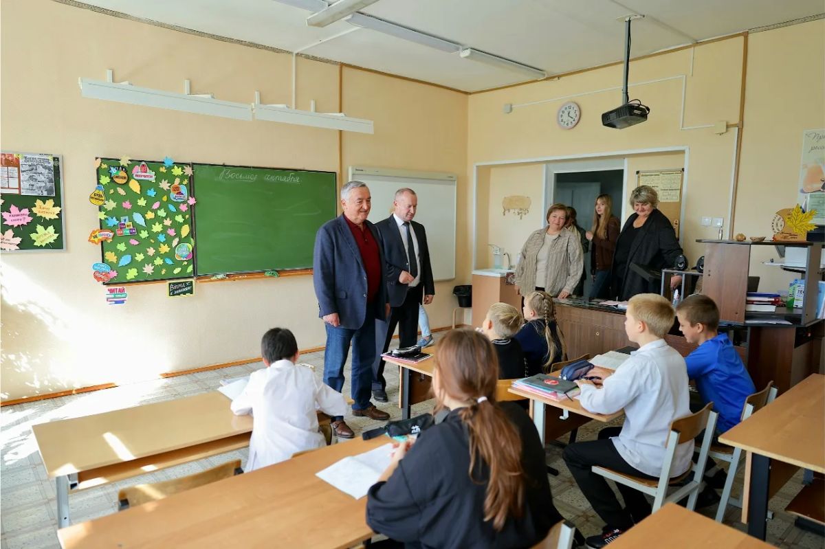 В ходе рабочего визита в Батецкий округ председатель Новгородской областной Думы Юрий Бобрышев посетил две школы, где ознакомился с новыми образовательными пространствами В ходе рабочего визита в Батецкий округ председатель Новгородской областной Думы Юрий Бобрышев посетил две школы, где ознакомился с новыми образовательными пространствами