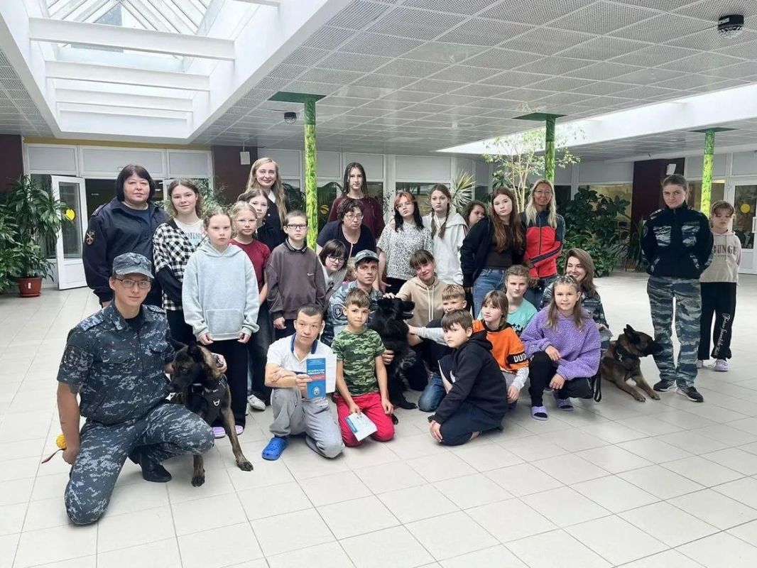 Полицейские организовали для воспитанников центра «Юрьево» день полезных знаний и знакомство со служебными собаками Полицейские организовали для воспитанников центра «Юрьево» день полезных знаний и знакомство со служебными собаками