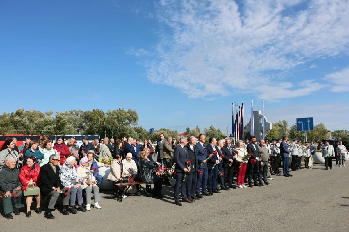 В Великом Новгороде открыли памятник Николаю Афанасьевичу Антонову В Великом Новгороде открыли памятник Николаю Афанасьевичу Антонову