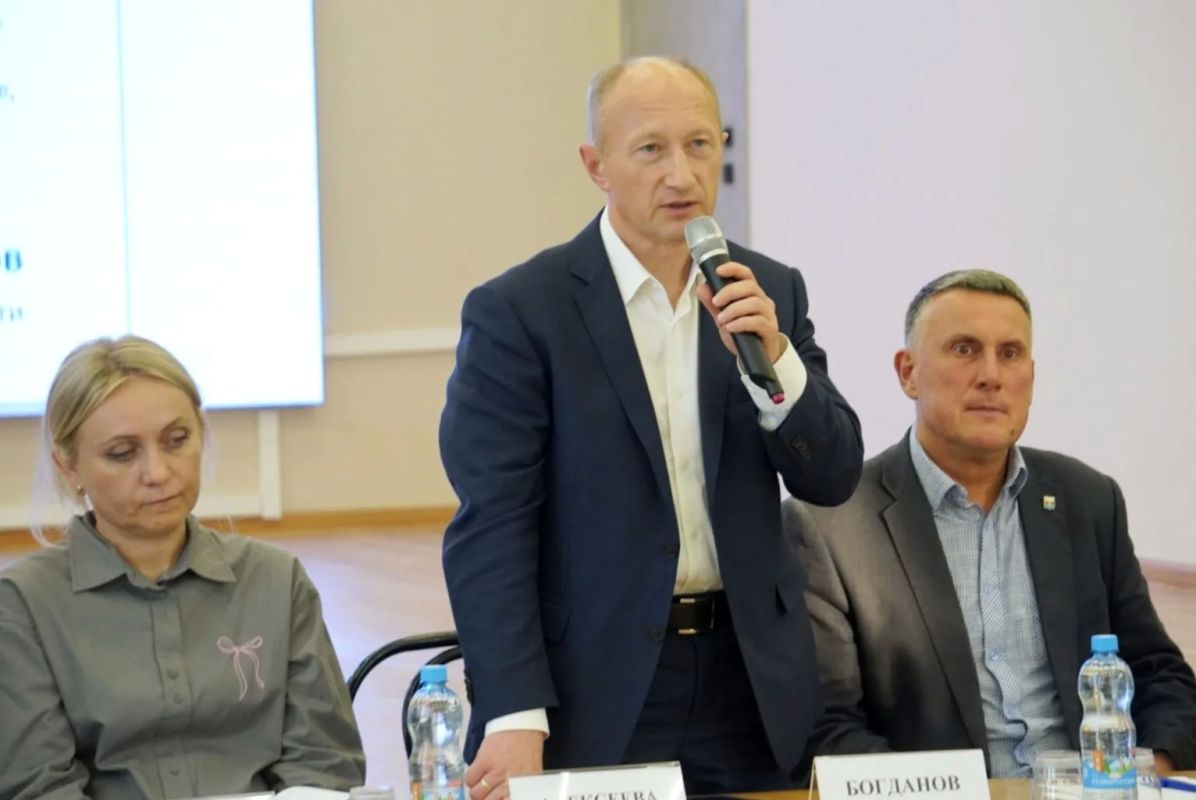 Александр Розбаум: Уважаемые Новгородцы!. Губернаторский проект «Социальный маршрут» продолжает работу в Великом Новгороде Сегодня вечером в школе № 8, вместе с первым заместителем Губернатора Новгородской области Евгением... Александр Розбаум: Уважаемые Новгородцы!. Губернаторский проект «Социальный маршрут» продолжает работу в Великом Новгороде Сегодня вечером в школе № 8, вместе с первым заместителем Губернатора Новгородской области Евгением...