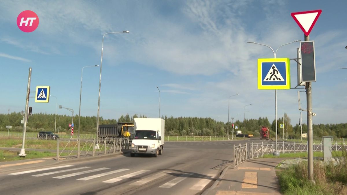 В Великом Новгороде изменилась схема движения у Деревяницкого моста В Великом Новгороде изменилась схема движения у Деревяницкого моста
