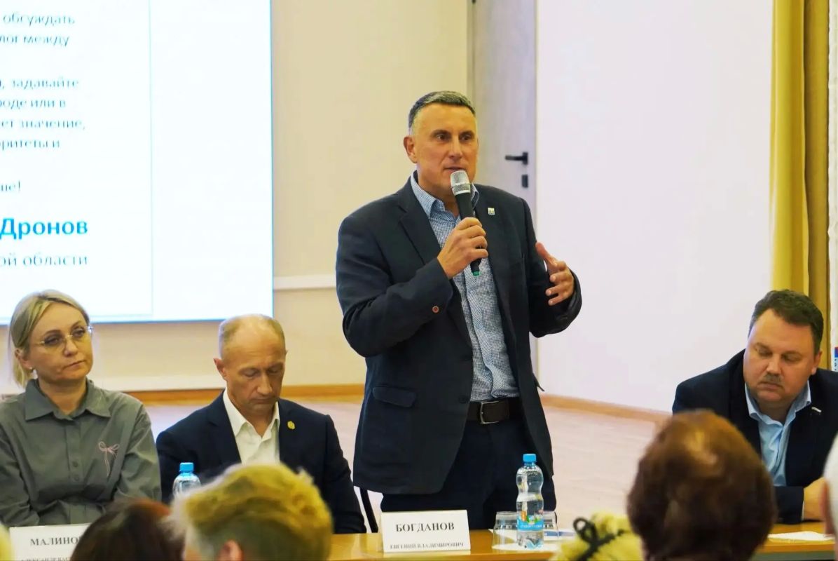 Александр Розбаум: Уважаемые Новгородцы!. Губернаторский проект «Социальный маршрут» продолжает работу в Великом Новгороде Сегодня вечером в школе № 8, вместе с первым заместителем Губернатора Новгородской области Евгением... Александр Розбаум: Уважаемые Новгородцы!. Губернаторский проект «Социальный маршрут» продолжает работу в Великом Новгороде Сегодня вечером в школе № 8, вместе с первым заместителем Губернатора Новгородской области Евгением...