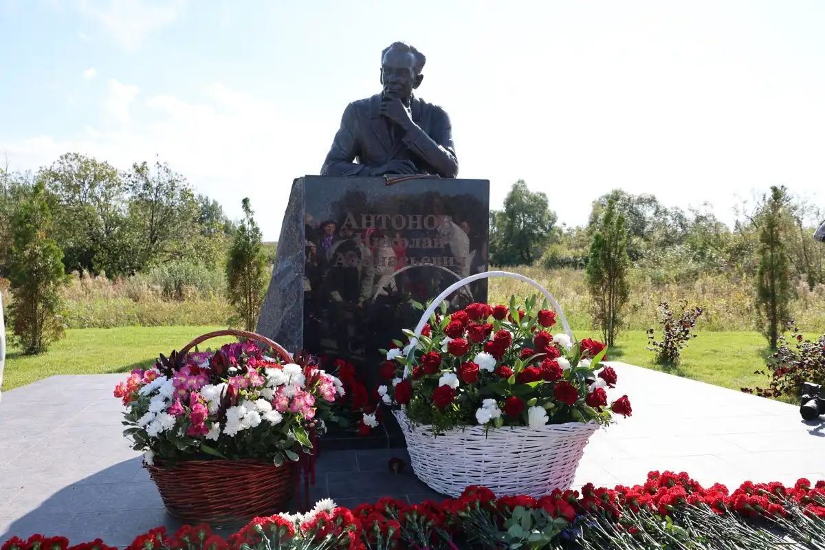 В Великом Новгороде открыли памятник почётному гражданину города и ветерану Великой Отечественной войны Николаю Антонову