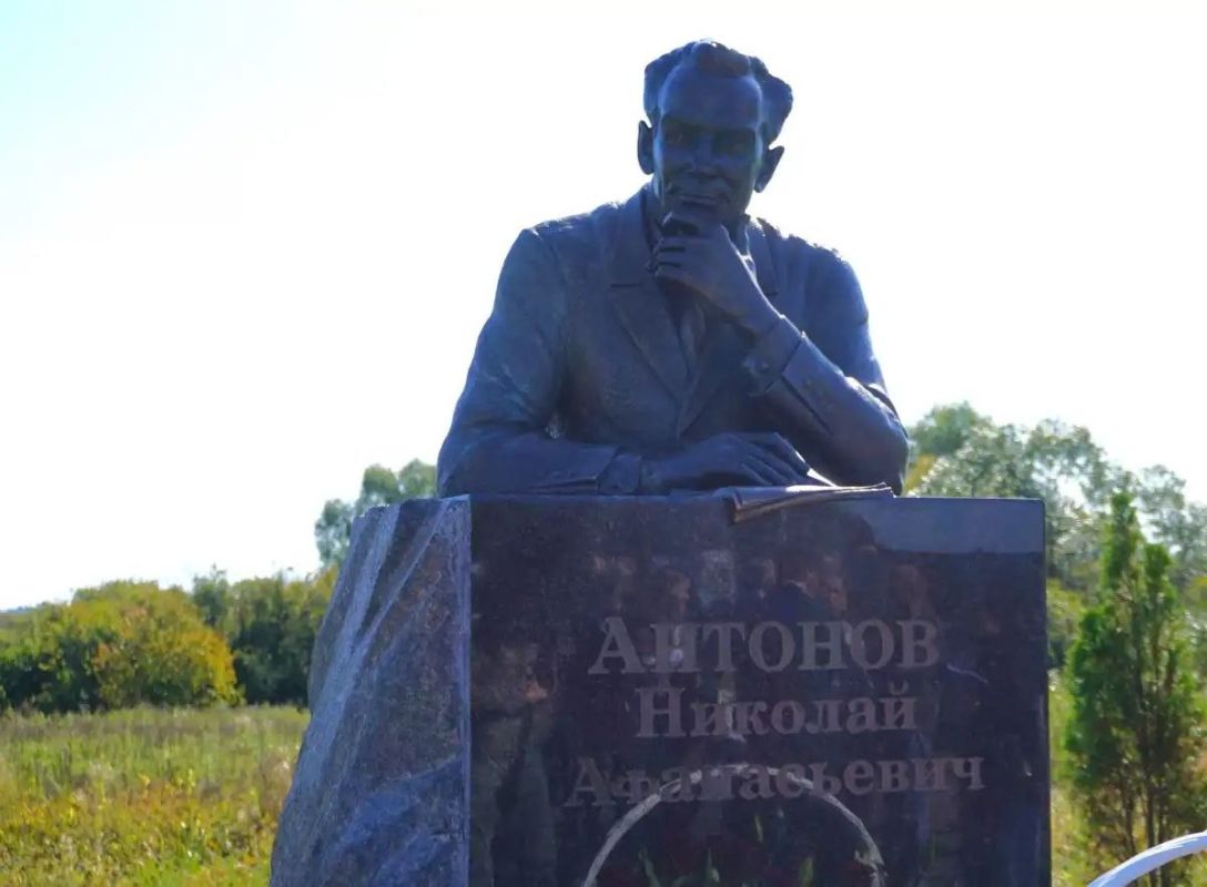 В Великом Новгороде открыли памятник почётному гражданину города и ветерану Великой Отечественной войны Николаю Антонову В Великом Новгороде открыли памятник почётному гражданину города и ветерану Великой Отечественной войны Николаю Антонову