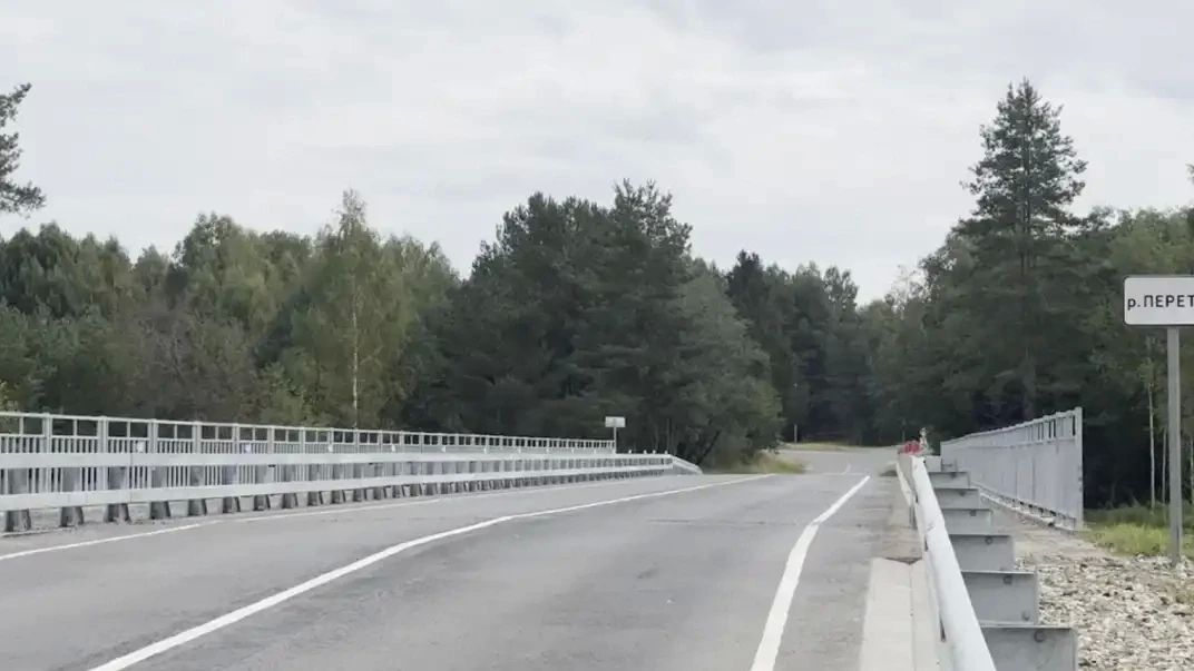 По мосту через реку Перетна в Окуловском округе открыли движение