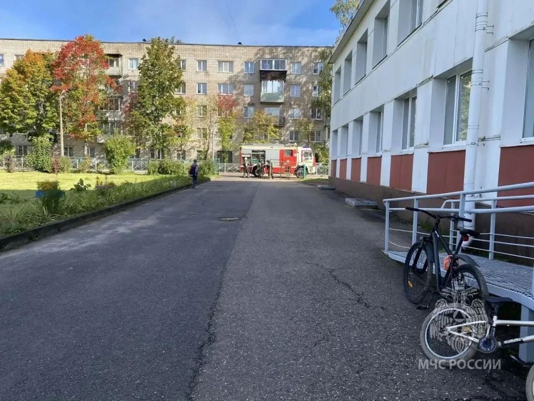 В Валдайской гимназии тушили пожар В Валдайской гимназии тушили пожар
