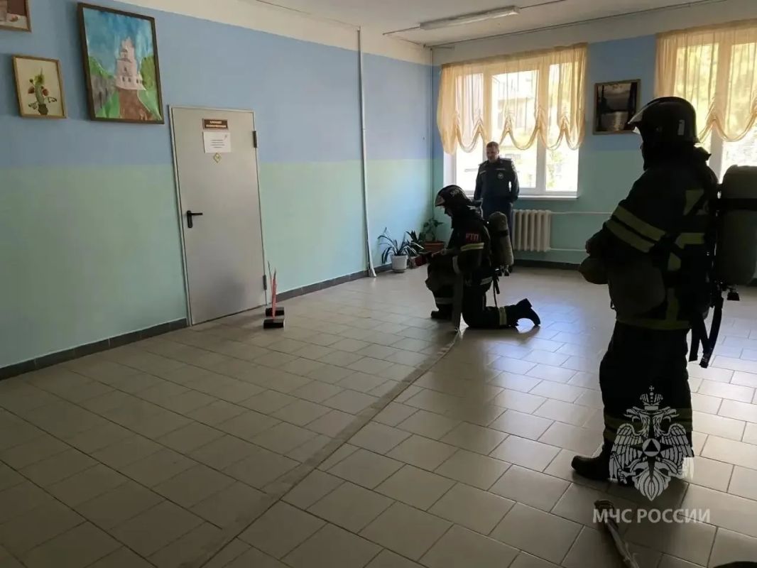 В Валдайской гимназии тушили пожар В Валдайской гимназии тушили пожар